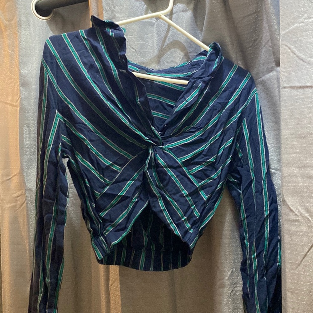 Long sleeve crop top, with buttons, has collar